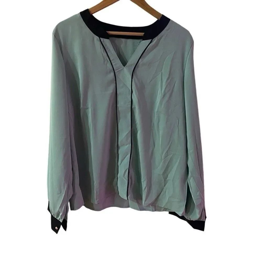 NWOT Blouse XXL green black button long sleeve V-Neck